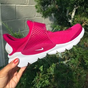 Size 6 💕NIKE DARK PINK SNEAKERS